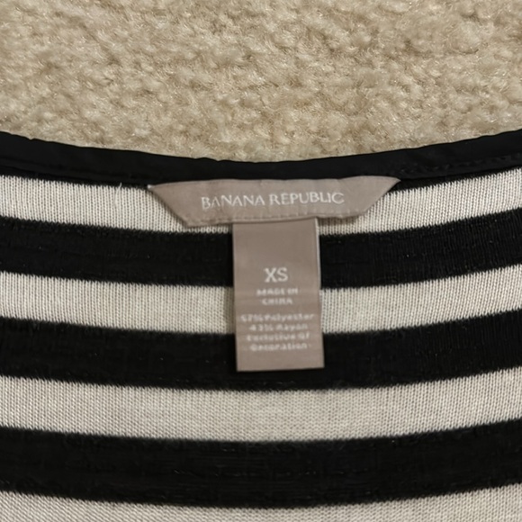 ✨EUC✨ Banana Republic Tank with sparkly sequences - Picture 3 of 4